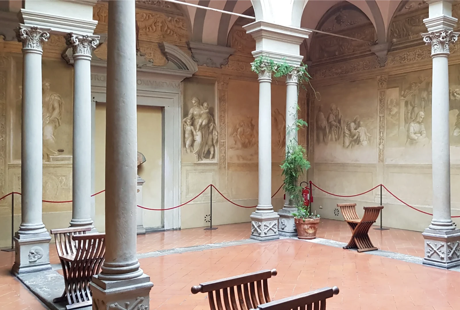 Chiostro dello Scalzo